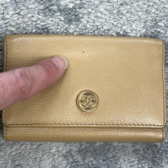 Chanel Interlocking CC Medallion Leather Keyholder Case Trifold Beige - Picture 4 of 17